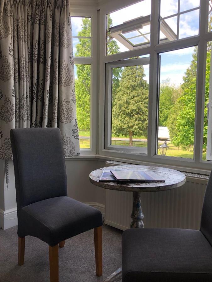 The Maple Manor Hotel ครอว์ลีย์ ภายนอก รูปภาพ