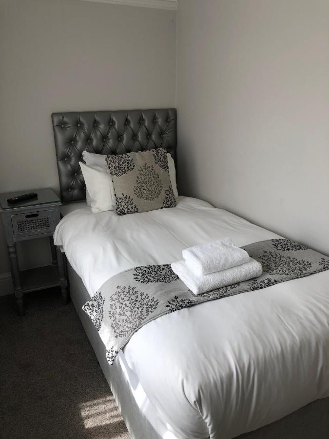 The Maple Manor Hotel ครอว์ลีย์ ภายนอก รูปภาพ